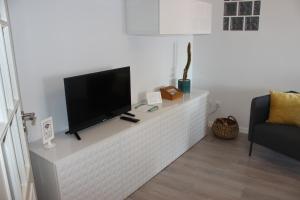 Uma TV ou centro de entretenimento em Vigia's Guest House