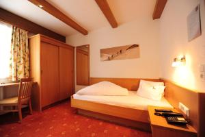 A bed or beds in a room at Hotel Toni