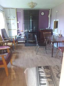Khu vực ghế ngồi tại Castletownmoor Clinic & Permaculture Farm +12 ảnh