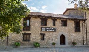 un gran edificio de ladrillo con un cartel. en Casa Otal, en Jaca