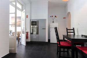 una cucina e una sala da pranzo con tavolo e frigorifero di Lisbon Apartments in Anjos a Lisbona
