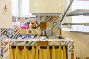 cocina con fregadero y fogones en Annie's Home en Nápoles