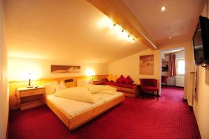 A bed or beds in a room at Hotel Toni
