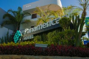 Un cartel de hotel frente a un edificio en Hotel Panamerican, en Puebla