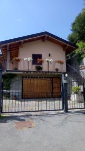 a house with a gate with flowers on it at Villetta maison hélène CIR n 0391 in Aosta