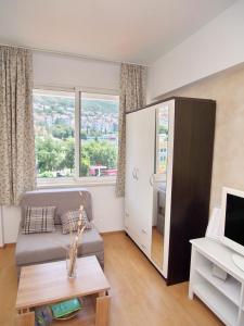 sala de estar con sofá y ventana grande en Apartments Xandy, en Dubrovnik