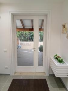 een Franse deur met een raam in een huis bij Casa Catalano in San Vito lo Capo