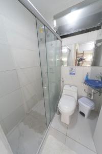 Um banheiro em Galinha d'Angola