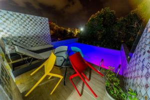 A piscina localizada em Galinha d'Angola ou nos arredores
