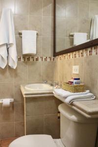 Koupelna v ubytování Hotel Solaris + 26 fotografií
