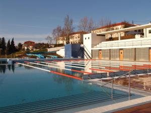 a large pool of water in front of a building at Casa da Rua Nova in Castelo de Vide
