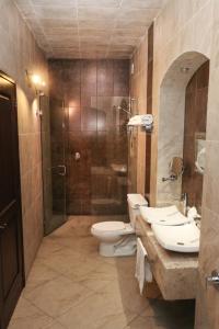 La salle de bains est pourvue de 2 toilettes et d'une douche. dans l'établissement Hotel Boutique Xelhua, à Cholula