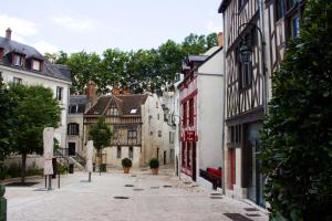 オルレアンにあるT2 de charme - Bords de Loire ORLEANSの建物の並ぶ町の空き道