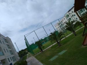 een slagkooi in een park naast sommige gebouwen bij Palm Village - O Melhor de Cupe e Porto in Porto De Galinhas