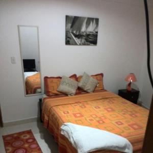una camera con letto e specchio di Vianova's Place Posada Nativa a San Andrés