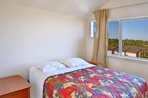 1 dormitorio con cama y ventana grande en Maris Stella Inn, en Ocean Shores