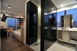 - une chambre avec un lit et une salle de bains pourvue d'un lavabo dans l'établissement B4B Athens 365, à Athènes