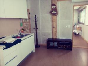 una cucina con lavandino e piano di lavoro di Mirinae Hanok Tradiational House a Gwangyang