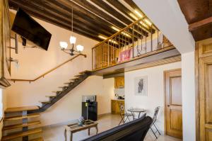 una gran sala de estar con una escalera y una mesa en AC Loft studio gran ubicación en el centro en Querétaro