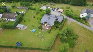 eine Luftansicht eines großen Anwesens mit einem Haus in der Unterkunft Pension Pung in Herresbach