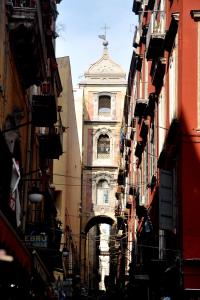 Un edificio con una torre dell'orologio in mezzo a una strada di B&B Il Campanile a Napoli