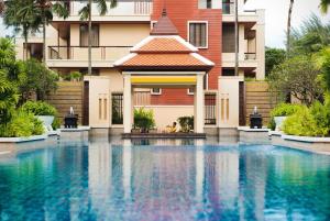 Mövenpick Resort Bangtao Beach Phuket内部或周边的泳池