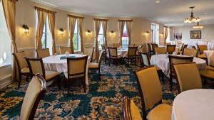 ห้องอาหารหรือที่รับประทานอาหารของ BEST WESTERN The Hotel Chequamegon