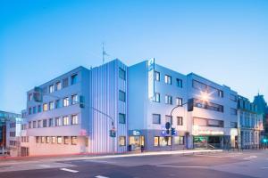 Best Western City Hotel Pirmasens في بيرماسونس: مبنى على شارع المدينة مع ضوء الشارع