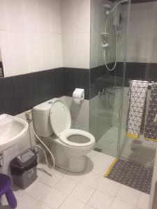 y baño con aseo y ducha. en Cinere Bellevue Suites en Karangtengah