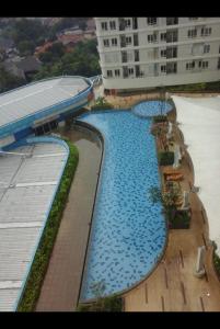 an overhead view of a large swimming pool next to a building at Cinere Bellevue Suites in Karangtengah