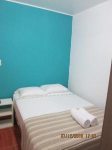 1 dormitorio con 1 cama con 2 toallas en El Huaranguito, en Ica