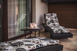 ein Schlafzimmer mit einem Stuhl und einem Tisch mit Kerzen in der Unterkunft Apartamenty Aparton in Ustka + 46 Fotos