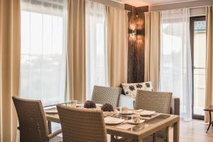 ein Esszimmer mit einem Tisch und einigen Stühlen in der Unterkunft Apartamenty Aparton in Ustka