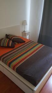 Tempat tidur dalam kamar di Appartement quartier historique proche des Halles