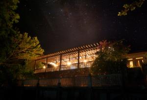 un bâtiment éclairé la nuit avec des étoiles dans le ciel dans l'établissement Dapitan Beach Villa, à Dapitan