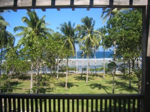 uma janela com vista para a praia a partir de um resort em Dapitan Beach Villa em Dapitan