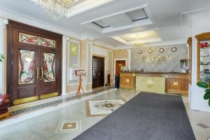 un salon avec un lustre et une grande porte dans l'établissement Europa Hotel, à Irkoutsk