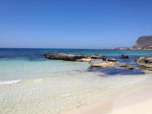 - une plage avec des rochers dans l'eau et l'océan dans l'établissement Casa Paola, à Favignana