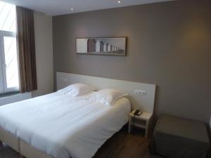 Een bed of bedden in een kamer bij Hotel Sabot D'Or