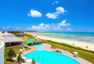 - Vistas aéreas a la playa y a la piscina del complejo en EN RESORT Kumejima EEF Beach Hotel, en Kumejima