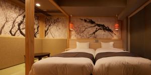 Postel nebo postele na pokoji v ubytování Sakura Sky Hotel