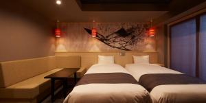 Postel nebo postele na pokoji v ubytování Sakura Sky Hotel