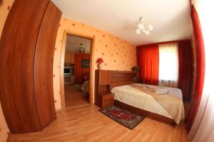 Schlafzimmer mit einem Bett und einem Spiegel in der Unterkunft Tvirtovė in Vilnius
