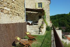 une maison avec deux chaises longues et un bâtiment dans l'établissement Le Logis d'Hortense, à Vic-le-Comte