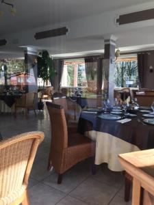 uma sala de jantar com mesa e cadeiras em Hostellerie Saint Clément em Vic-sur-Cère