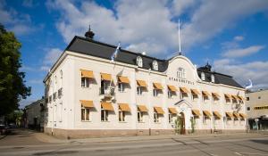 un gran edificio blanco con techo negro en Amals Stadshotell, Sure Hotel Collection by Best Western en Åmål