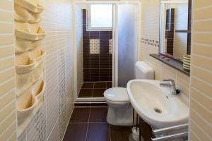A bathroom at Holiday House Siófok