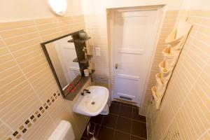 A bathroom at Holiday House Siófok