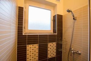 A bathroom at Holiday House Siófok