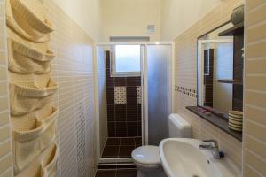 A bathroom at Holiday House Siófok